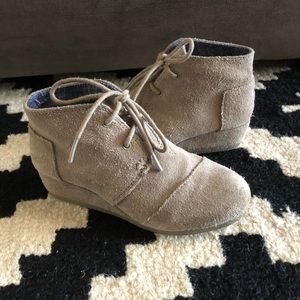 TOMS Shoes | Girls Tan Suede Wedge | Size: 12.5